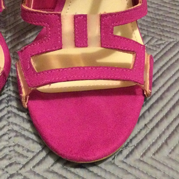 Guess size 8 hot pink suede heels for women. Condition is NWT - Picture 4 of 7